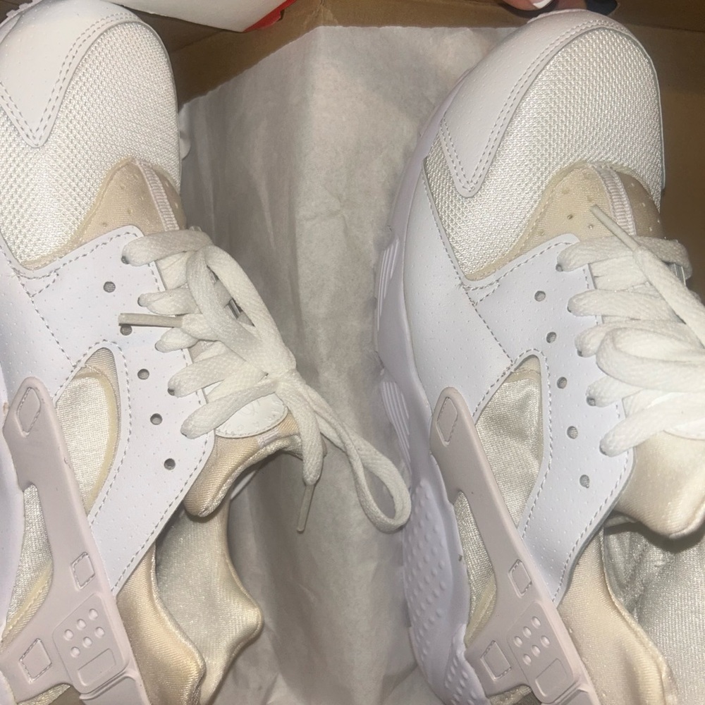 White nike huaraches never worn